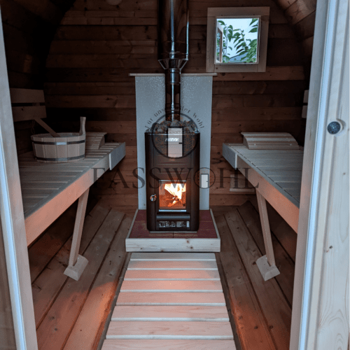 Nahaufnahme eines Holzofens in der Sauna