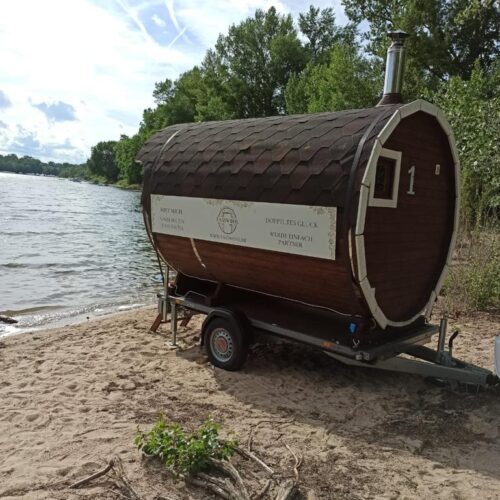 Eine gemütliche Fasssauna am See